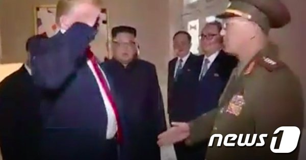 도널드 트럼프 미국 대통령이 12일(현지시간) 싱가포르 카펠라 호텔에서 정상회담을 하기 전 북한 측 인사와 만나다가 노광철 북한 인민무력상 앞에서 거수경례를 해 논란이 일고 있다. (출처=유튜브 동영상 갈무리) @News1