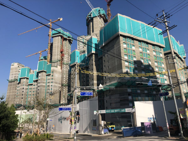 성북구 길음뉴타운에 들어서는 2352가구 규모의 래미안길음센터피스 아파트. /이지은 기자