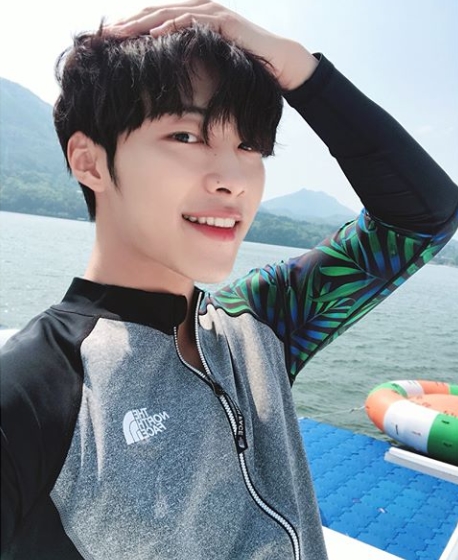Actor Woo Do-hwan has vented a double charm of going between sexy and comic.Woo Do-hwan posted a picture of the scene of the AD shooting on his Instagram on June 14.Inside the picture was a picture of Woo Do-hwan, who was wearing a Rashguard and smiling brightly.Sleek jawline and double eyelidless eyes make Woo Do-hwans sexy charm even more prominent.In another photo, Woo Do-hwan looks like hes flying in the sky wearing sunglasses.Unlike the comic setting, the expression of a serious Woo Do-hwan gives a smile to the viewer.Fans who responded to the photos responded to How did you take such a Levitation photo?, Its sexy, its funny, its all alone, and Its cool.delay stock