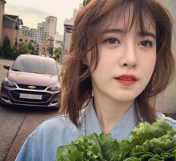 Actor Ku Hye-sun revealed beautiful looks while he was no different from his days.Ku Hye-sun posted a picture on his instagram on June 14 with an article entitled Among new cars and selfies, my grandfather next door picked up lettuce and congratulated me.In the photo, Ku Hye-sun has lettuce on her chest, with large eyes and transparent skin reminiscent of Ku Hye-suns beautiful looks.Beautiful looks catch the eye during Ku Hye-sun, which overshadows the age of 35delay stock