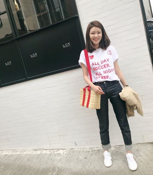 Group Girls Generation member Sooyoung showed a sense-free World Cup fashion.Sooyoung posted a picture on his instagram on June 15.The swimmer in the photo is comfortable in a white T-shirt and jeans with ALL DAY SOCCER (all day football).The cute look of Sooyoung makes the clothes look attractive. The beauty catches the eye during the swim, which is no different from the debut.delay stock