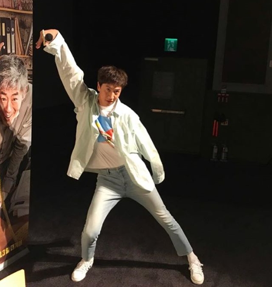 Yi Dong-hwi has released a comic photo of Lee Kwang-soo.Actor Yi Dong-hwi posted an article and a photo on his instagram on June 14th, Monk .. Missing You. Screening of the Best Chance.In the photo, Lee Kwang-soo is showing a bizarre dance in front of the movie Monk: Returns promotional material.Yi Dong-hwi and Lee Kwang-soo breathed in the TVN drama Entourage in 2016. Their still friendship attracts Sight.kim ye-eun