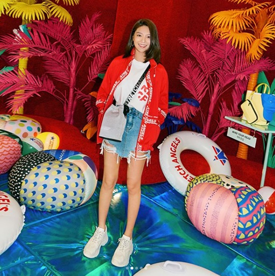 Girls Generation Sooyoung showed off its superior proportionSooyoung posted several photos on his instagram on the 15th, along with an article entitled I feel like I have traveled far away.Sooyoung is staring at the camera with a bright smile. The 8th graders are attracting attention. The fans responded to this photo by too pretty and more than perfect.Sooyoung appeared in the MBC drama The Man Who Sets Up the Dinner, which last March.Photo: Sooyoung SNS