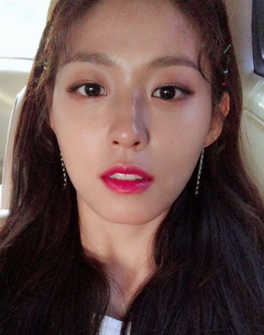 Seolhyun boasted of humiliating visuals.AOA Seolhyun posted an article and a photo on his Instagram on June 16th called Close-Up.In the photo, Seolhyun boasts a skin without any blemishes, and Seolhyuns visuals, which can not be found as a humiliation even if taken close, catch the eye.kim ye-eun