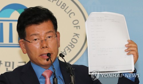 이재명 고발 기자회견하는 장영하 (서울=연합뉴스) 하사헌 기자 = 바른미래당 장영하 진상조사특별위원회 위원장이 10일 오후 국회 정론관에서 기자회견을 열고 더불어민주당 이재명 경기도지사 후보를 허위사실공표와 직권남용, 은수미 성남시장 후보를 허위사실공표로 고발했다고 밝혔다. 장 위원장이 이재명 후보 관련 녹취록을 들어 보이고 있다. 2018.6.10