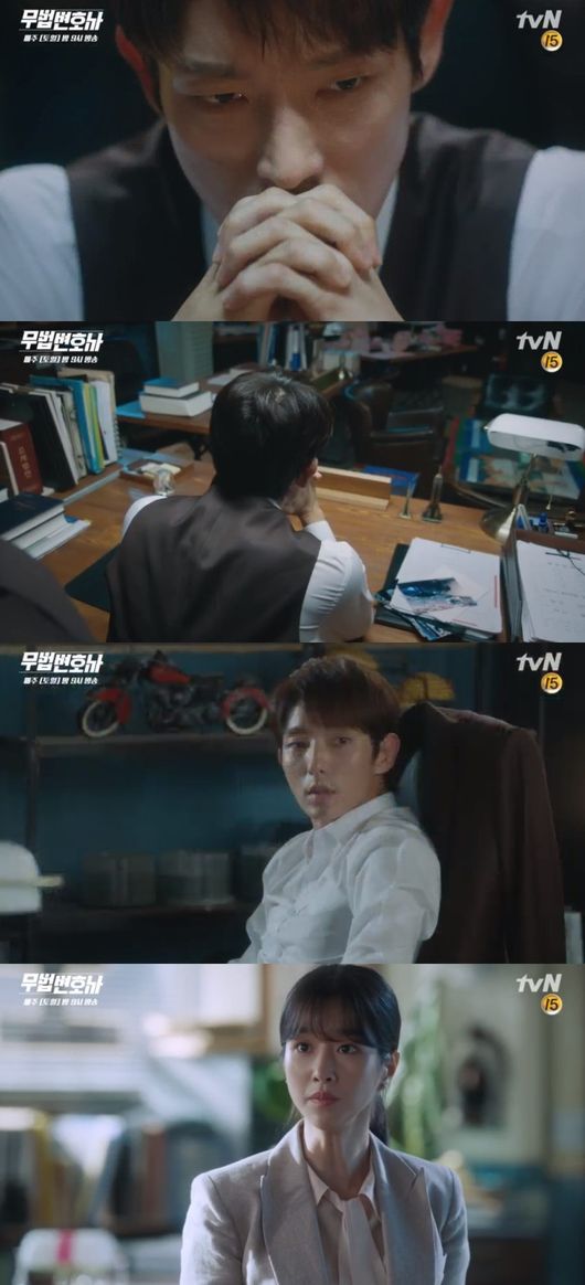 An unexpected ambush appeared in the Lawless Lawyer, which was loved by the Cyda development, due to the Baek Ju-hee, who opposed the relationship between Lee Joon-gi and Seo Ye-ji.In the 11th episode of TVNs Saturday drama Lawless Lawyer broadcast on the 16th, Noh Hyun-joo (Baek Ju-hee) was portrayed asking Bong Sang-pil (Lee Joon-gi) to part with Seo Ye-ji.On this day, Bong Sang-pil proved his innocence and regained his freedom thanks to Ha Jae-yi, who held hands with An Oh-ju (Choi Min-soo) to save himself.In particular, during this process, An Oju confessed that the perpetrator who murdered Choi Dae-woong (the guide), was his bodyguard, and shed tears of the crocodile, angering Bong Sang-pil once again.Here, Ahn gradually prepared to betray Cha Moon-sook (Lee Hye-young).He made his position solid with false tears, and he explained to Cha Moon-sook that he was an act of loyalty by showing a picture of the murder scene 18 years ago.However, he began to communicate with Nam Soon-ja (Yong Hye-ran).In the meantime, Bong Sang-pil suspected Roh Hyun-joo, who is telling Ha Jae-yi every move of Cha Moon-sook.In the end, Bong Sang-pil confronted Roh Hyun-joo and found out that his identity was Ha Jae-yis mother and a benefactor who saved his past. However, Roh Hyun-joo worried about Ha Jae-yis well-being and asked Bong Sang-pil to break up.On this day, Lawless Lawyer attracted attention by putting unexpected illness of Noh Hyun-joo in the speed love line of Bong Sang-pil and Ha Jae-yi.Noh Hyun-joo is a person who regards Bong Sang-pil as a benefactor, so his power is great.Moreover, Bong Sang-pil also knows that Ha Jae-yi was in a dangerous situation, such as holding hands with An-oh to save himself, so he is more likely to release Ha Jae-yis hand for the time being.Many people are hoping that Bong Sang Pil and Ha Jae Lee will overcome these Danger as soon as possible.The main purpose of the two is revenge, not romance, so they support systematic and exciting revenge for Ahn Joo and Cha Moon Sook rather than emotional consumption of love line.I hope that Bong Sang-pil and Ha Jae-yi, who met Danger on the contrary of Noh Hyun-joo, will not drag on the sweet potato story that is not like Lawless Lawyer for a long time.Lawless Lawyer broadcast screen capture