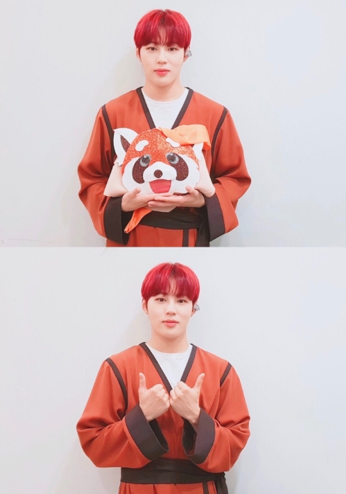 Hanna Ones Ha Sung-woon has unveiled King of Mask Singer behind-the-scenes cut.Wanna One released a photo of Wanna One Ha Sung-woon, who appeared as a Lesser Panda on King of Mask Singer through official SNS on the 17th.In the open photo, Ha Sung-woon is making a bright smile with the Lesser Panda mask.Ha Sung-woon, a lovely charm that smiles like a cheerful smile on the appearance of King of Mask Singer, attracts attention.Wanna One said, Reser Panda, which melted the frozen hearts of many people with a beautiful voice, was Hanna Ones Ha Sung-woon. I sing well, I work out well, I dance well!Ha Sung-woon, a universal player, please love me more in the future. Ha Sung-woon missed the mask in the third round of the King of Mask Singer.Ha Sung-woon commented on the appearance of King of Mask Singer and said, I wanted to sing only.I was working as Wanna One and I was doing a lot of dance songs, so the stage where I sing euphemism alone was not uncommon. People talk a lot about seeing it in Infinite Challenge.I was wondering if you would recognize it only with my voice. Wanna One has been good with Kim Jae-hwan and Hwang Min-hyun. Ha Sung-woon said, The two have advised a lot.I actually thought that I could continue to sing, but I am confident that I am helping you today, he said.Wanna One Official SNS