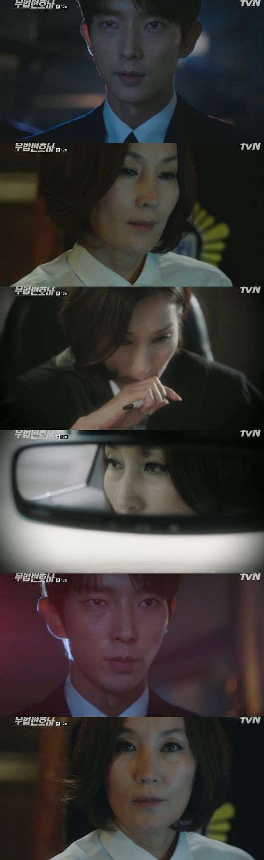 In The Outlaw Attorney, Lee Joon-gi found out that Lee Hye-Yeong had attracted him.In the TVN weekend drama Unlawful Lawyer (director Kim Jin-min, playwright Yoon Hyun-ho) broadcast on the 17th, I learned that the owner who sent the note by Lee Joon-gi was Cha Moon-sook (Lee Hye-Yeong).Sang-pil said that Hyun-joos words, which asked him to let him go, did not leave his head. Sang-pil said he would go to Hyun-joo and keep his words to break up with Jae-yi.Then, he said to Hyun-joo, Ill give you one thing. All the information about Cha Moon-sook and An-oh-joo was written.Hyunju sent it, but Hyunju was embarrassed that I did not send it, and Sangpil was also shocked by the situation where his expectation was missed.I was confused by the situation where I could not know who sent it.Soon, Sang-pil began to check it, thinking about where he was going to pick up. I will do it the way I used to.I will do the same as my uncle was hit, he said, marking the start of revenge for Seokgwan-dong (invited by Dae-hoon).He kidnapped Seokgwan-dong and asked Choi For Heroes what he did to Choi, saying, I will pay back what I did to my uncle.Seokgwan-dong said, I stabbed you with a knife, but I did not do it, but I did not do it. What you did today will do the same.Seokgwan-dong said, Everyone has told me to do it. He said, I want revenge on An-oh. Sang-pil said, An-oh will revenge you for me.Phil came to An-o-ju, and he looked at An-o-ju and Nam Soon-ja with interest, and Cha Moon-sook provoked them to know if they knew.I do not know if Seokgwan-dong is curious, he said. I will know through the news tomorrow morning.So, An-oh, who is hot, pointed a gun at the head of the pencil and warned, If you go around with your head, you will put a bullet in it.Sang-pil obtained the evidence from his cell phone that recorded all the words of An-oh-ju: to solve them first on the Internet for the note owner confirmation process, a matter to be dealt with before he put An-oh-ju in court.Sang-pil looked at the note carefully.Sang-pil visited Chun Seung-beom (Park Ho-san) and said, This is all my questions solved. He found out that the person who sent the note to him was none other than Cha Moon-sook.Cha Moon-sook brought himself in, and he was watching The Big Picture and telling the note to Sang-pil from the beginning.He found out that he had Lee Yong to remove the aquariums who knew Chibu.I tried to remove the Bong Sang Pil by Lee Yong, who made me come to the ready and tried to Lee Yong with my knife.Especially, Lee Yong was the revenge of the epitaph to remove the anoju.I knew the desire of a person and it was Lee Yong-suk, said Sang-pil. But I chose me even though I knew that the end of my revenge was myself.