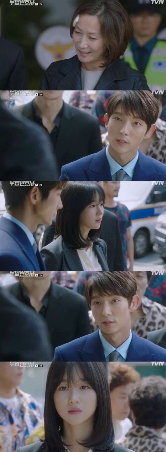 In The Outlaw Attorney, Lee Joon-gi found out that Lee Hye-Yeong had attracted him.In the TVN weekend drama Unlawful Lawyer (director Kim Jin-min, playwright Yoon Hyun-ho) broadcast on the 17th, I learned that the owner who sent the note by Lee Joon-gi was Cha Moon-sook (Lee Hye-Yeong).Sang-pil said that Hyun-joos words, which asked him to let him go, did not leave his head. Sang-pil said he would go to Hyun-joo and keep his words to break up with Jae-yi.Then, he said to Hyun-joo, Ill give you one thing. All the information about Cha Moon-sook and An-oh-joo was written.Hyunju sent it, but Hyunju was embarrassed that I did not send it, and Sangpil was also shocked by the situation where his expectation was missed.I was confused by the situation where I could not know who sent it.Soon, Sang-pil began to check it, thinking about where he was going to pick up. I will do it the way I used to.I will do the same as my uncle was hit, he said, marking the start of revenge for Seokgwan-dong (invited by Dae-hoon).He kidnapped Seokgwan-dong and asked Choi For Heroes what he did to Choi, saying, I will pay back what I did to my uncle.Seokgwan-dong said, I stabbed you with a knife, but I did not do it, but I did not do it. What you did today will do the same.Seokgwan-dong said, Everyone has told me to do it. He said, I want revenge on An-oh. Sang-pil said, An-oh will revenge you for me.Phil came to An-o-ju, and he looked at An-o-ju and Nam Soon-ja with interest, and Cha Moon-sook provoked them to know if they knew.I do not know if Seokgwan-dong is curious, he said. I will know through the news tomorrow morning.So, An-oh, who is hot, pointed a gun at the head of the pencil and warned, If you go around with your head, you will put a bullet in it.Sang-pil obtained the evidence from his cell phone that recorded all the words of An-oh-ju: to solve them first on the Internet for the note owner confirmation process, a matter to be dealt with before he put An-oh-ju in court.Sang-pil looked at the note carefully.Sang-pil visited Chun Seung-beom (Park Ho-san) and said, This is all my questions solved. He found out that the person who sent the note to him was none other than Cha Moon-sook.Cha Moon-sook brought himself in, and he was watching The Big Picture and telling the note to Sang-pil from the beginning.He found out that he had Lee Yong to remove the aquariums who knew Chibu.I tried to remove the Bong Sang Pil by Lee Yong, who made me come to the ready and tried to Lee Yong with my knife.Especially, Lee Yong was the revenge of the epitaph to remove the anoju.I knew the desire of a person and it was Lee Yong-suk, said Sang-pil. But I chose me even though I knew that the end of my revenge was myself.