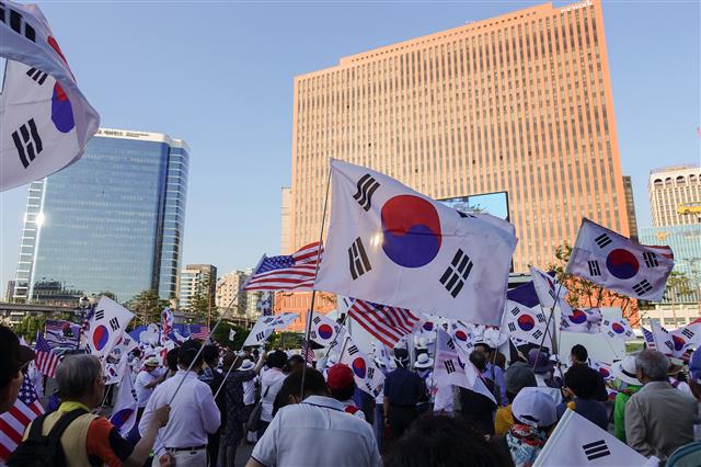 ì¹ë¯¸Â·ë°ë¶ ì§í ì´ì± ì°¸ê°ìë¤ì¸ ì´ë¥¸ë° âíê·¹ê¸° ë¶ëâê° ì 7í ì êµ­ëìì§ë°©ì ê±°ë¥¼ íë£¨ ìë ì§ë 12ì¼ ìì¸ì­ ììì ì´ë¦° ëíì êµ­ë¹ ì§ì§ ì§íì ì°¸ìí´ íê·¹ê¸°ì ì±ì¡°ê¸°ë¥¼ íë¤ê³  ìë¤. ë¥ì¬ë¯¼ ê¸°ì phoem@seoul.co.kr