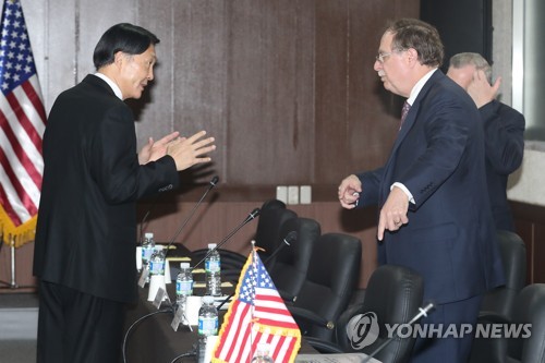 환담하는 한미 협상 대표 (서귀포=연합뉴스) 박지호 기자 = 4월 11일 오전 제주 서귀포시 제주국제평화센터에서 열린 제10차 한미 방위비분담특별협정 체결을 위한 2차 회의 시작 전 장원삼 외교부 한미 방위비분담협상 대표와 티모시 베츠 국무부 방위비분담협상 대표가 환담하고 있다. 2018.4.11 [연합뉴스 자료사진]