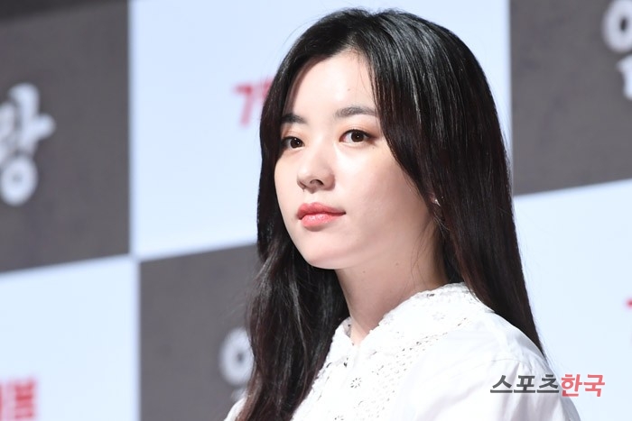 Actor Han Hyo-joo attends a production presentation of the film Illang: The Wolf Brigade (director Kim Ji-woon) at CGV Apgujeong in Sinsa-dong, Gangnam-gu, Seoul on the morning of the 18th.The film Illang: The Wolf Brigade depicts the performance of the Human Weapon Illang: The Wolf Brigade, called the wolf in a breathtaking confrontation between the police organization Special Forces and the absolute power agency The Public Security Department after the two Koreas declared a five-year plan for unification.Kang Dong-won, Han Hyo-joo, Jung Woo-sung, Kim Moo Yeol Yeri Han, etc. will appear.