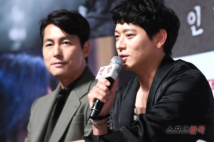 Actor Jung Woo-sung Gang Dong-Won attends a production presentation of the film Illang: The Wolf Brigade (director Kim Ji-woon) at CGV Apgujeong in Sinsa-dong, Gangnam-gu, Seoul on the morning of the 18th.The film Illang: The Wolf Brigade depicts the performance of the Human Weapon Illang: The Wolf Brigade, called the wolf in a breathtaking confrontation between the police organization Special Forces and the absolute power agency The Public Security Department after the two Koreas declared a five-year plan for unification.Gang Dong-Won Han Hyo-ju Jung Woo-sung Kim Moo Yeol Han Ye-ri and others will appear.
