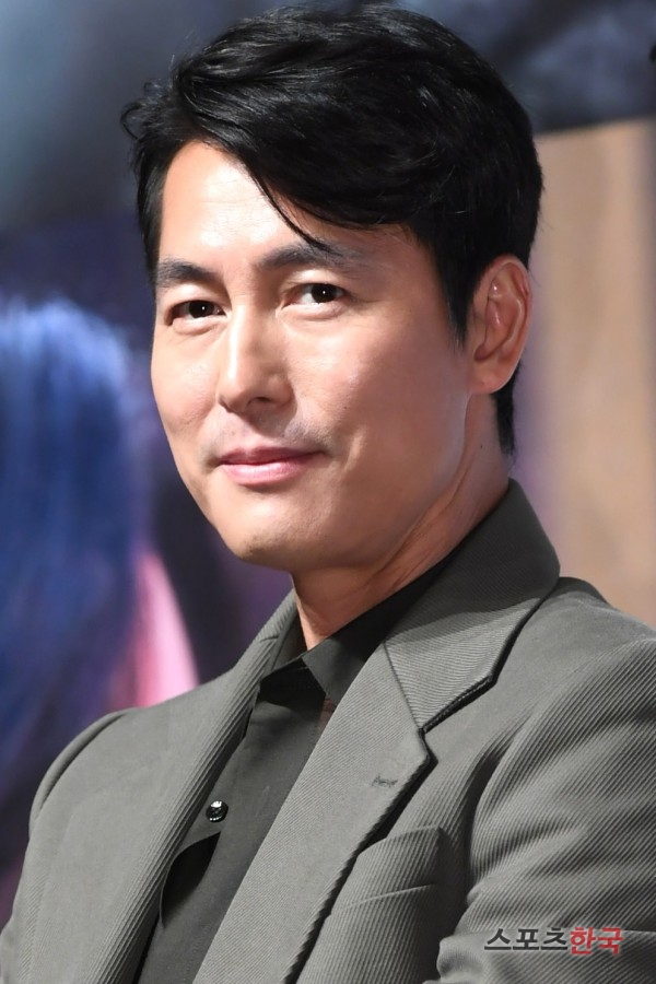 Actor Jung Woo-sung attends a production presentation of the film Illang: The Wolf Brigade (director Kim Jee-woon) at CGV Apgujeong in Sinsa-dong, Gangnam-gu, Seoul on the morning of the 18th.The film Illang: The Wolf Brigade depicts the performance of the Human Weapon Illang: The Wolf Brigade, called the wolf in a breathtaking confrontation between the police organization Special Forces and the absolute power agency The Public Security Department after the two Koreas declared a five-year plan for unification.Kang Dong-won, Han Hyo-ju, Jung Woo-sung Kim Moo Yeol Han Ye-ri and others will appear.