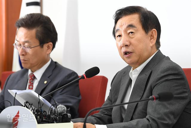 김성태(오른쪽) 자유한국당 당대표권한대행이 18일 서울 여의도 국회에서 기자회견을 갖고 당 혁신안을 발표하고 있다. 배우한