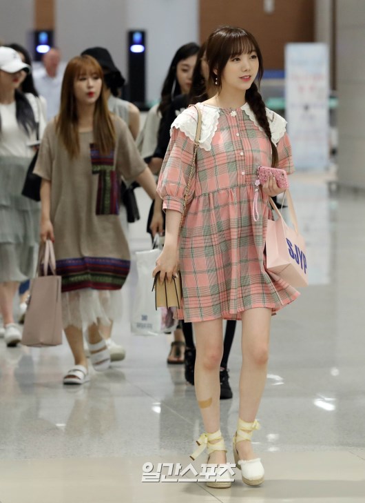 Lovelyz (Baby Soul, Yoo Ji-ae, Seo Ji-su, Lee Mi-ju, Kei, JIN, Ryu Su-jeong, elite) members communicate with fans as they pass through the arrival hall.