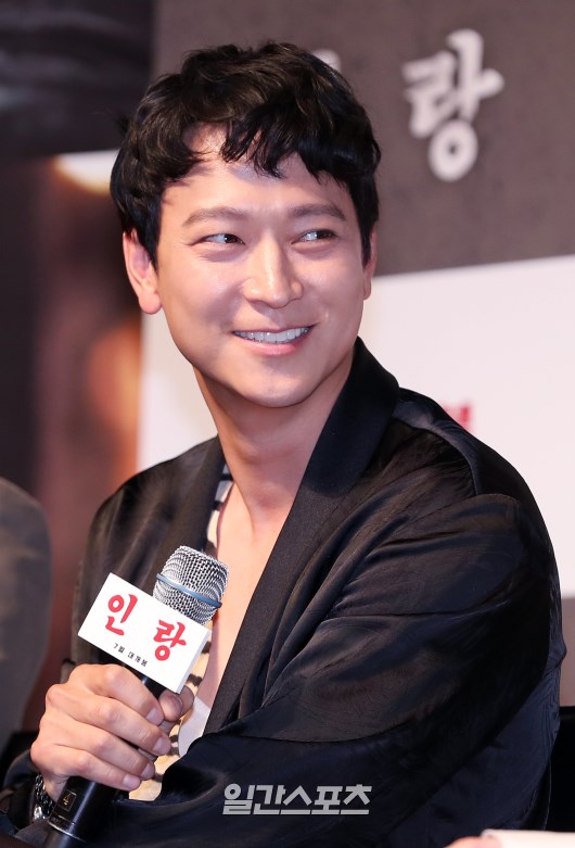 Gang Dong-Won will return to the screen five months after Golden Slumber (director of the Labor seat) via Illang: The Wolf Brigade which will be released on July 25.The net production cost is 19 billion won, and the marketing cost is 20 billion won. The title roll is played in Illang: The Wolf Bridge which costs more than 20 billion won.His huge battle for the world, which has recently failed to win the show, is starting.Illang: The Wolf Brigade is a film set in 2029 of chaos, when anti-unification terrorist groups emerged after the two Koreas declared a five-year plan to prepare for reunification.The police organization special team and the intelligence agency, the Public Security Department, draws the performance of the human weapon Illang: The Wolf Brigade, called the wolf in a breathtaking confrontation between absolute power institutions.Gang Dong-Won plays Ilang: The Wolf Brigade, the best-known member of the team, Zhang Zhongjing.Jung Woo-sung, the training director of the special training team, and Han Hyo-joo, Kim Moo-yeol, Han Ye-ri and Huh Jun-ho, are appearing. Gang Dong-Won is at the peak of this colorful casting.In particular, he breaks the box office formula that he has kept with Illang: The Wolf Brigade.The common points of the box office works of Gang Dong-Won, including The Brotherhood (Director Jang Hoon) in 2010, Black Priests (Director Jang Jae-hyun) in 2015, and The Examiners Extra-Director Lee Il-hyung and Master (Director Cho Seok) in 2016 are the fact that more than one protagonist appears in the poster.Gang Dong-Won led the box office by creating good chemistry with seniors such as Song Kang Ho, Kim Yoon Suk, Hwang Jung Min and Lee Byung Hun.In Illang: The Wolf Brigade, it is a somewhat different picture: The poster appears on Gang Dong-Won alone in a special suit called Ganghwabok.Jung Woo-sung plays an axis of the film, but eventually the title roll is Gang Dong-Won.It is time for him to take on the challenge again, swallowing a glass he wrote in several one-top starring films.How to sustain and shine the heavy crown written on him is the key to the Illang: The Wolf Brigade box office success.Illang: The Wolf Brigade is a six-month-long film that waits six years.In 2012, Kim Jee-woon was offered a role and was able to wait six years to come out to the world.Compared to other films, whose filming period is generally around three to four months, it was made with a long time; Gang Dong-Won said, I prepared the character the hardest while shooting this movie.I also worked out and tanned for the first time in my life. I was worried about the inside of the character named Zhang Zhongjing and worried about how to express it visually. Director Kim Jee-woon said, The character of Zhang Zhongjing is itself Gang Dong-Won.When I entered the studio wearing a suit, I had no more advice to give him.Gang Dong-Won was (Illang: The Wolf Brigade) itself, it was itself, he said, expressing confidence and confidence in Gang Dong-Won.