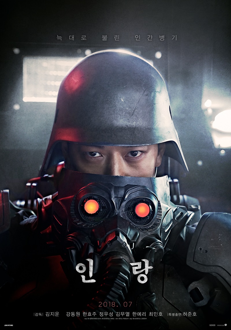 Gang Dong-Won will return to the screen five months after Golden Slumber (director of the Labor seat) via Illang: The Wolf Brigade which will be released on July 25.The net production cost is 19 billion won, and the marketing cost is 20 billion won. The title roll is played in Illang: The Wolf Bridge which costs more than 20 billion won.His huge battle for the world, which has recently failed to win the show, is starting.Illang: The Wolf Brigade is a film set in 2029 of chaos, when anti-unification terrorist groups emerged after the two Koreas declared a five-year plan to prepare for reunification.The police organization special team and the intelligence agency, the Public Security Department, draws the performance of the human weapon Illang: The Wolf Brigade, called the wolf in a breathtaking confrontation between absolute power institutions.Gang Dong-Won plays Ilang: The Wolf Brigade, the best-known member of the team, Zhang Zhongjing.Jung Woo-sung, the training director of the special training team, and Han Hyo-joo, Kim Moo-yeol, Han Ye-ri and Huh Jun-ho, are appearing. Gang Dong-Won is at the peak of this colorful casting.In particular, he breaks the box office formula that he has kept with Illang: The Wolf Brigade.The common points of the box office works of Gang Dong-Won, including The Brotherhood (Director Jang Hoon) in 2010, Black Priests (Director Jang Jae-hyun) in 2015, and The Examiners Extra-Director Lee Il-hyung and Master (Director Cho Seok) in 2016 are the fact that more than one protagonist appears in the poster.Gang Dong-Won led the box office by creating good chemistry with seniors such as Song Kang Ho, Kim Yoon Suk, Hwang Jung Min and Lee Byung Hun.In Illang: The Wolf Brigade, it is a somewhat different picture: The poster appears on Gang Dong-Won alone in a special suit called Ganghwabok.Jung Woo-sung plays an axis of the film, but eventually the title roll is Gang Dong-Won.It is time for him to take on the challenge again, swallowing a glass he wrote in several one-top starring films.How to sustain and shine the heavy crown written on him is the key to the Illang: The Wolf Brigade box office success.Illang: The Wolf Brigade is a six-month-long film that waits six years.In 2012, Kim Jee-woon was offered a role and was able to wait six years to come out to the world.Compared to other films, whose filming period is generally around three to four months, it was made with a long time; Gang Dong-Won said, I prepared the character the hardest while shooting this movie.I also worked out and tanned for the first time in my life. I was worried about the inside of the character named Zhang Zhongjing and worried about how to express it visually. Director Kim Jee-woon said, The character of Zhang Zhongjing is itself Gang Dong-Won.When I entered the studio wearing a suit, I had no more advice to give him.Gang Dong-Won was (Illang: The Wolf Brigade) itself, it was itself, he said, expressing confidence and confidence in Gang Dong-Won.