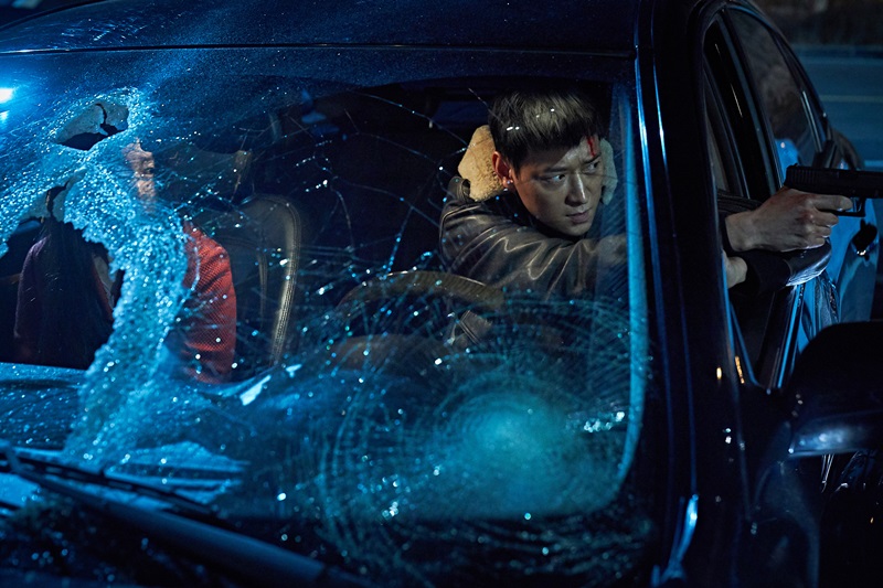 Gang Dong-Won will return to the screen five months after Golden Slumber (director of the Labor seat) via Illang: The Wolf Brigade which will be released on July 25.The net production cost is 19 billion won, and the marketing cost is 20 billion won. The title roll is played in Illang: The Wolf Bridge which costs more than 20 billion won.His huge battle for the world, which has recently failed to win the show, is starting.Illang: The Wolf Brigade is a film set in 2029 of chaos, when anti-unification terrorist groups emerged after the two Koreas declared a five-year plan to prepare for reunification.The police organization special team and the intelligence agency, the Public Security Department, draws the performance of the human weapon Illang: The Wolf Brigade, called the wolf in a breathtaking confrontation between absolute power institutions.Gang Dong-Won plays Ilang: The Wolf Brigade, the best-known member of the team, Zhang Zhongjing.Jung Woo-sung, the training director of the special training team, and Han Hyo-joo, Kim Moo-yeol, Han Ye-ri and Huh Jun-ho, are appearing. Gang Dong-Won is at the peak of this colorful casting.In particular, he breaks the box office formula that he has kept with Illang: The Wolf Brigade.The common points of the box office works of Gang Dong-Won, including The Brotherhood (Director Jang Hoon) in 2010, Black Priests (Director Jang Jae-hyun) in 2015, and The Examiners Extra-Director Lee Il-hyung and Master (Director Cho Seok) in 2016 are the fact that more than one protagonist appears in the poster.Gang Dong-Won led the box office by creating good chemistry with seniors such as Song Kang Ho, Kim Yoon Suk, Hwang Jung Min and Lee Byung Hun.In Illang: The Wolf Brigade, it is a somewhat different picture: The poster appears on Gang Dong-Won alone in a special suit called Ganghwabok.Jung Woo-sung plays an axis of the film, but eventually the title roll is Gang Dong-Won.It is time for him to take on the challenge again, swallowing a glass he wrote in several one-top starring films.How to sustain and shine the heavy crown written on him is the key to the Illang: The Wolf Brigade box office success.Illang: The Wolf Brigade is a six-month-long film that waits six years.In 2012, Kim Jee-woon was offered a role and was able to wait six years to come out to the world.Compared to other films, whose filming period is generally around three to four months, it was made with a long time; Gang Dong-Won said, I prepared the character the hardest while shooting this movie.I also worked out and tanned for the first time in my life. I was worried about the inside of the character named Zhang Zhongjing and worried about how to express it visually. Director Kim Jee-woon said, The character of Zhang Zhongjing is itself Gang Dong-Won.When I entered the studio wearing a suit, I had no more advice to give him.Gang Dong-Won was (Illang: The Wolf Brigade) itself, it was itself, he said, expressing confidence and confidence in Gang Dong-Won.