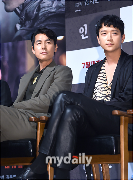 Illang: The Wolf Brigade Jung Woo-sung X Gang Dong-Won, finally met two gods...tell each other Two Southern gods (God), Jung Woo-sung and Gang Dong-Won finally united in the movie Illang: The Wolf Brigade.They showed off their affection for each other, and made them expect limited-class chemistry.On the morning of the 18th, CGV Apgujeong, Gangnam-gu, Seoul, held a report on the production of the movie Illang: The Wolf Brigade.Director Kim Jee-woon and actors Gang Dong-Won, Han Hyo-joo, Jung Woo-sung, Kim Moo Yeol and Shiny Choi Minho attended the ceremony.Illang: The Wolf Brigade is a new work by Kim Jee-woon and is attracting attention as a live-action cartoon of the same name by world-renowned animation director Oshii Mamoru.In particular, Jung Woo-sung and Gang Dong-Won are getting more attention with their first breath with this work, which is a meeting that they have been hoping for.Jung Woo-sung said, I have never been with my work, but I have often seen it in private. I talked about it when I worked together.Gang Dong-Won said, I finally got to work with my senior, he said. I was also a generation who grew up watching your movie Beat .He said, I promised to do another fun work next time.Gang Dong-Won said about Jung Woo-sung, I knew my personality because I was so good.There was no inconvenience in the field, he said. I am really the same person in front of the camera or behind. I always take care of you, and I am praised by my close friends as that brother, who is a really good brother, he said. I was grateful for letting me play comfortably and I was so happy.Jung Woo-sung also showed off his extraordinary affection for Gang Dong-Won, who said: It seems like a valuable opportunity for my seniors rather than juniors.It was a good experience to play with a junior who is active as a senior, and it was a good work. It is also fun to talk and see what juniors feel together.Gang Dong-Won is a wonderful junior. Gang Dong-Won played the role of Lim Jung-kyung, the most elite specialist, who is in conflict between the organizations mission and human path.Jung Woo-sung performed a disassembly with Jang Jin-tae, the training director of the special training team.Illang: The Wolf Brigade depicts the performance of the human arms Illang: The Wolf Brigade, called the breathtaking confrontation between the police organization Special Forces and the absolute power agency centered on the intelligence agency The Public Security Department in 2029, when anti-unification terrorist groups emerged after the two Koreas declared a five-year plan to prepare for unification.It will be released on July 25th.