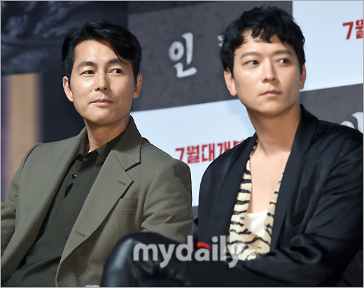 Illang: The Wolf Brigade Jung Woo-sung X Gang Dong-Won, finally met two gods...tell each other Two Southern gods (God), Jung Woo-sung and Gang Dong-Won finally united in the movie Illang: The Wolf Brigade.They showed off their affection for each other, and made them expect limited-class chemistry.On the morning of the 18th, CGV Apgujeong, Gangnam-gu, Seoul, held a report on the production of the movie Illang: The Wolf Brigade.Director Kim Jee-woon and actors Gang Dong-Won, Han Hyo-joo, Jung Woo-sung, Kim Moo Yeol and Shiny Choi Minho attended the ceremony.Illang: The Wolf Brigade is a new work by Kim Jee-woon and is attracting attention as a live-action cartoon of the same name by world-renowned animation director Oshii Mamoru.In particular, Jung Woo-sung and Gang Dong-Won are getting more attention with their first breath with this work, which is a meeting that they have been hoping for.Jung Woo-sung said, I have never been with my work, but I have often seen it in private. I talked about it when I worked together.Gang Dong-Won said, I finally got to work with my senior, he said. I was also a generation who grew up watching your movie Beat .He said, I promised to do another fun work next time.Gang Dong-Won said about Jung Woo-sung, I knew my personality because I was so good.There was no inconvenience in the field, he said. I am really the same person in front of the camera or behind. I always take care of you, and I am praised by my close friends as that brother, who is a really good brother, he said. I was grateful for letting me play comfortably and I was so happy.Jung Woo-sung also showed off his extraordinary affection for Gang Dong-Won, who said: It seems like a valuable opportunity for my seniors rather than juniors.It was a good experience to play with a junior who is active as a senior, and it was a good work. It is also fun to talk and see what juniors feel together.Gang Dong-Won is a wonderful junior. Gang Dong-Won played the role of Lim Jung-kyung, the most elite specialist, who is in conflict between the organizations mission and human path.Jung Woo-sung performed a disassembly with Jang Jin-tae, the training director of the special training team.Illang: The Wolf Brigade depicts the performance of the human arms Illang: The Wolf Brigade, called the breathtaking confrontation between the police organization Special Forces and the absolute power agency centered on the intelligence agency The Public Security Department in 2029, when anti-unification terrorist groups emerged after the two Koreas declared a five-year plan to prepare for unification.It will be released on July 25th.