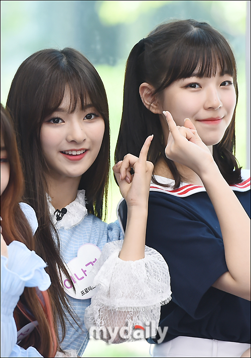 Girls group Fromis 9 Lee Na-gyung (left) and Baek Ji-heon pose at the site of the tbs Fact Insta Star interview held at tbs Open Studio in Sangam-dong, Seoul on the afternoon of the 18th.