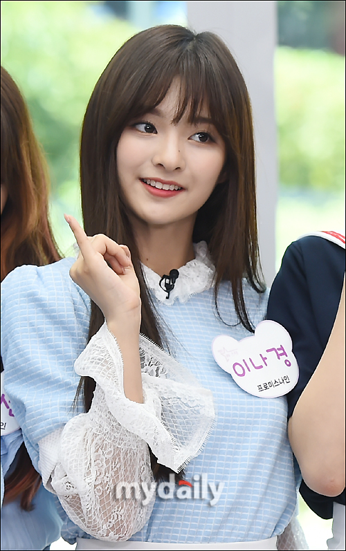 Girl group Fromis 9 Lee Na-gyung poses at the tbs Fact Insta star interview on the afternoon of the 18th at tbs Open Studio in Sangam-dong, Seoul.