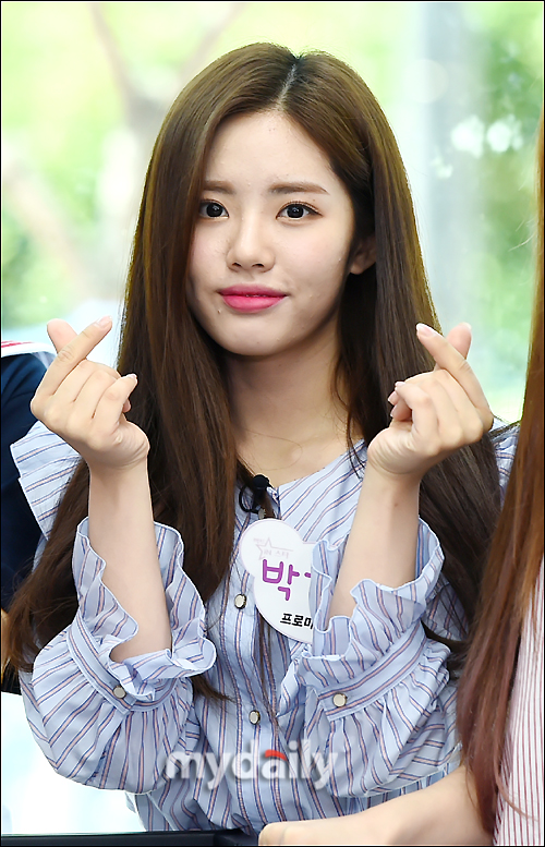 Girl group Fromis 9 Park Ji-won poses at the tbs Fact Insta star interview on the afternoon of the 18th at tbs Open Studio in Sangam-dong, Seoul.