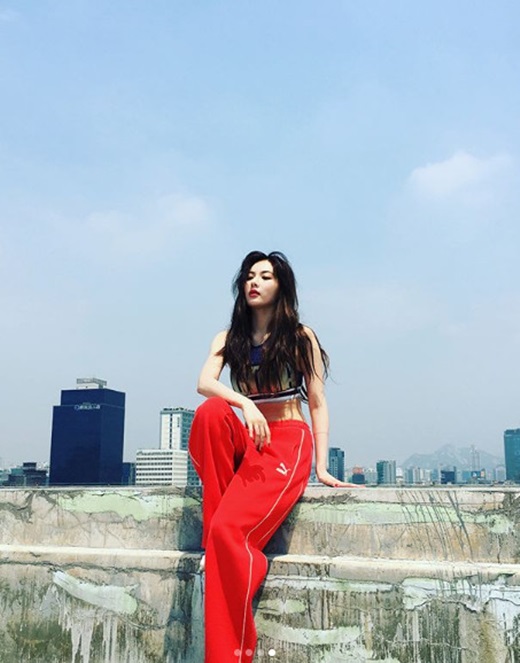 Singer Hyuna flaunted her solid figureOn August 18, Hyuna posted several photos on her Instagram, which shows Hyuna on the roof of the building in the background of the blue sky.Hyuna is in a crop top and a red-style training suit and poses nicely, with Hyuna showing off her girl crush face even in a relaxed look.On the other hand, the netizens who watched this responded such as Hyuna to die, It is really cool and sexy, Sample of Girl Crush and Why is there no fat?