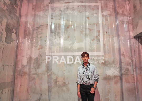 Changmin caught Milans eye.TVXQ Changmin attended the Prada 2019 S/S Collection show at Italy Milan on June 17 (local time).He fascinated Italy with a trendy fashion sense, perfect visuals and stylish charm.Changmin was the first Korean celebrity to attend the Milan Fashion Week Prada show and proved his global status.Appearing on the collection show with a sophisticated look that matched the print shirt and slim pants from the Prada 2018 S/S collection, it focused attention with its striking aura and fashion sense.Changmin also appeared in the worlds largest mens wear fair, Pitty Warmot, held in Florence prior to this Milan Fashion Week, and was flash-baptized by many for its sensual fashion style, warm appearance and perfect proportions.emigration site