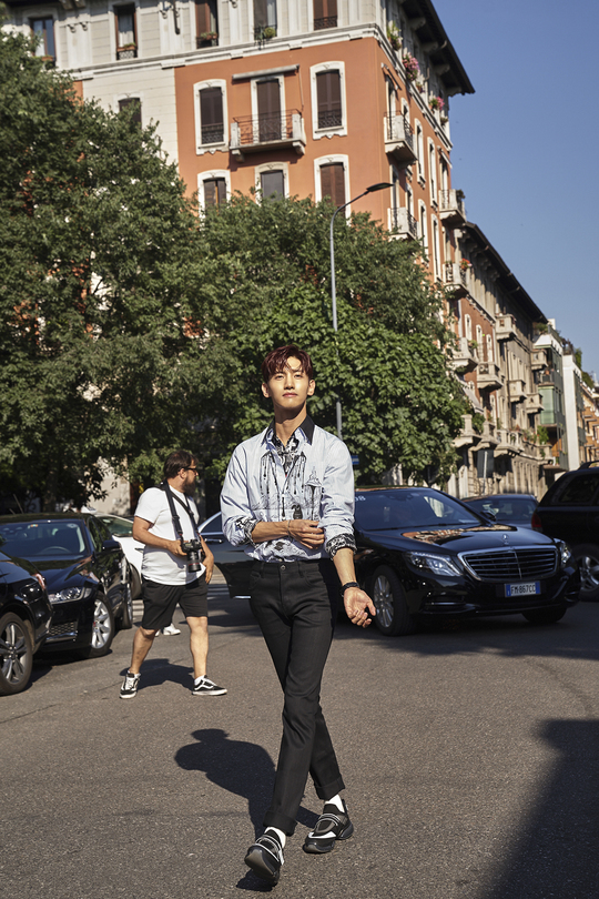 Changmin caught Milans eye.TVXQ Changmin attended the Prada 2019 S/S Collection show at Italy Milan on June 17 (local time).He fascinated Italy with a trendy fashion sense, perfect visuals and stylish charm.Changmin was the first Korean celebrity to attend the Milan Fashion Week Prada show and proved his global status.Appearing on the collection show with a sophisticated look that matched the print shirt and slim pants from the Prada 2018 S/S collection, it focused attention with its striking aura and fashion sense.Changmin also appeared in the worlds largest mens wear fair, Pitty Warmot, held in Florence prior to this Milan Fashion Week, and was flash-baptized by many for its sensual fashion style, warm appearance and perfect proportions.emigration site