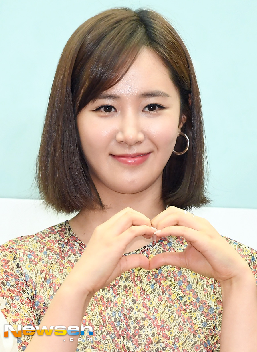JTBCs new entertainment program, Talk to You 2-Happy Song You, was presented at the Stanford Hotel Grand Ballroom in Sangam-dong, Mapo-gu, Seoul, on June 18 at 2 pm.Girls Generation Kwon Yuri attended the day.JTBCs Talk to You 2-Happy Song You (hereinafter referred to as Talk to You 2) is a talk concert-type program in which audiences directly participate and talk with the slogan Your Story is a script. It is a talk concert-type program in which Kim Je-dong, Girls Generation Kwon Yuri, Professor Jung Jae-chan, Coffee Boy, Jay Levitt (Jung H). Yes-sun) is in the cast.Jung Yu-jin