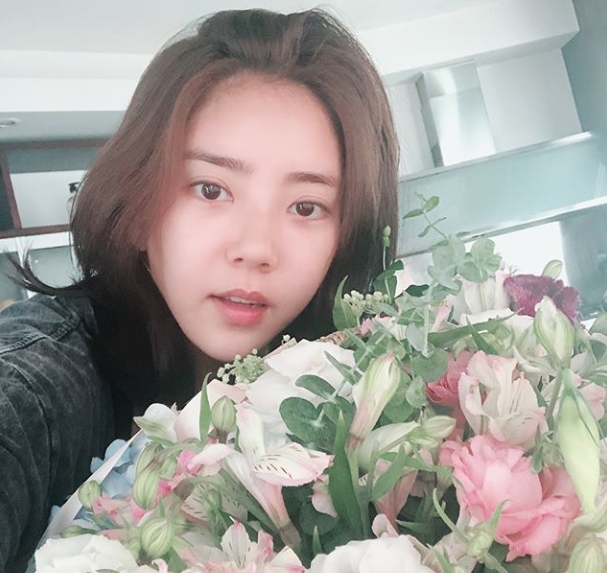 Singer and actor Son Dam-bi showed off her innocent charm.Son Dam-bi posted a photo on his instagram on June 18 with the caption: Thank you, youre so beautiful.Inside the picture was a picture of Basket of Flowers and Son Dam-bi taking a selfie.The beauty of Son Dam-bi, which is impeccable to pale makeup, catches the eye: Son Dam-bis blemish-free skin and faint eyes make her look more innocent.The fans who responded to the photos responded such as It is so beautiful, I saw Running Man, but it was more beautiful and It is more beautiful than flowers.delay stock