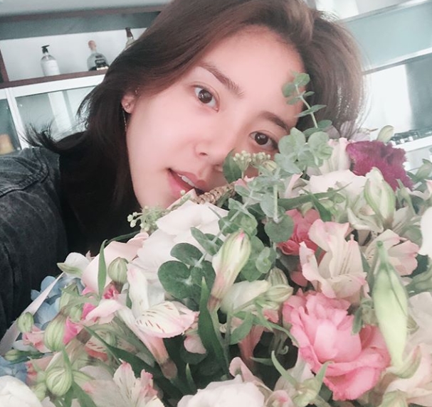 Singer and actor Son Dam-bi showed off her innocent charm.Son Dam-bi posted a photo on his instagram on June 18 with the caption: Thank you, youre so beautiful.Inside the picture was a picture of Basket of Flowers and Son Dam-bi taking a selfie.The beauty of Son Dam-bi, which is impeccable to pale makeup, catches the eye: Son Dam-bis blemish-free skin and faint eyes make her look more innocent.The fans who responded to the photos responded such as It is so beautiful, I saw Running Man, but it was more beautiful and It is more beautiful than flowers.delay stock