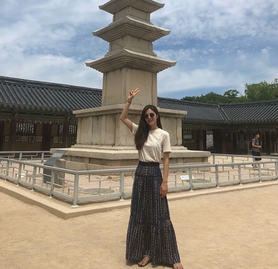 Kim Sung-eun found the race.Actor Kim Sung-eun wrote in his instagram on June 18, Bulguksa Dabo Tower Buddha Tower. How long has it been... Memories are Saarok newroku. Is it really the first time since school trip?and posted a picture.The photo shows Kim Sung-eun, who visited Gyeongju Bulguksa Temple, and the superior ratio of Kim Sung-eun in a long skirt catches the eye.kim myeong-mi