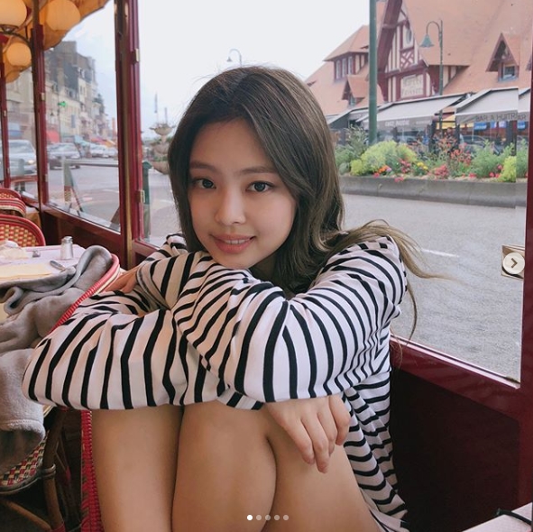 Group BLACKPINK member Jenny Kim flaunted alluring beautiful looksJenny Kim posted a picture on her Instagram account on June 18 with an article entitled A Little Trip to Deauville, Unforgettable Moments:Inside the picture is a picture of Jenny Kim, who is having a relaxing time in France recreational city Doville.Jenny Kim attended the launch of the Chanel new perfume brand in France Dobil on July 7.Jenny Kims distinct features and alluring aura catch the eye.Fans who encountered the photos responded such as It is really pretty, It looks crazy, K also human Chanel.delay stock