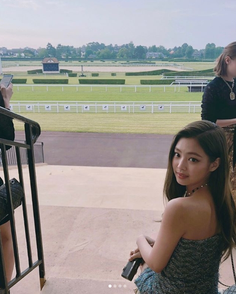 Group BLACKPINK member Jenny Kim flaunted alluring beautiful looksJenny Kim posted a picture on her Instagram account on June 18 with an article entitled A Little Trip to Deauville, Unforgettable Moments:Inside the picture is a picture of Jenny Kim, who is having a relaxing time in France recreational city Doville.Jenny Kim attended the launch of the Chanel new perfume brand in France Dobil on July 7.Jenny Kims distinct features and alluring aura catch the eye.Fans who encountered the photos responded such as It is really pretty, It looks crazy, K also human Chanel.delay stock