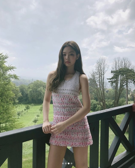 Group BLACKPINK member Jenny Kim flaunted alluring beautiful looksJenny Kim posted a picture on her Instagram account on June 18 with an article entitled A Little Trip to Deauville, Unforgettable Moments:Inside the picture is a picture of Jenny Kim, who is having a relaxing time in France recreational city Doville.Jenny Kim attended the launch of the Chanel new perfume brand in France Dobil on July 7.Jenny Kims distinct features and alluring aura catch the eye.Fans who encountered the photos responded such as It is really pretty, It looks crazy, K also human Chanel.delay stock