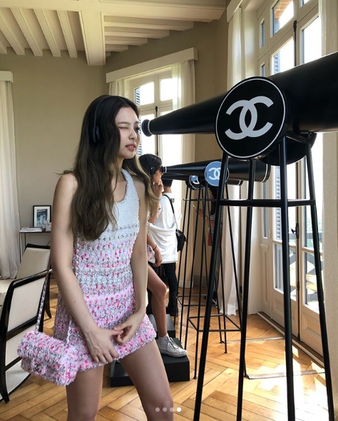 Group BLACKPINK member Jenny Kim flaunted alluring beautiful looksJenny Kim posted a picture on her Instagram account on June 18 with an article entitled A Little Trip to Deauville, Unforgettable Moments:Inside the picture is a picture of Jenny Kim, who is having a relaxing time in France recreational city Doville.Jenny Kim attended the launch of the Chanel new perfume brand in France Dobil on July 7.Jenny Kims distinct features and alluring aura catch the eye.Fans who encountered the photos responded such as It is really pretty, It looks crazy, K also human Chanel.delay stock