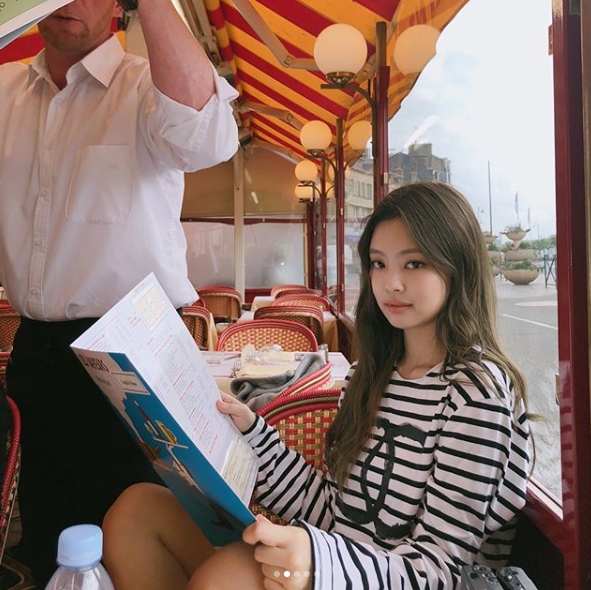 Group BLACKPINK member Jenny Kim flaunted alluring beautiful looksJenny Kim posted a picture on her Instagram account on June 18 with an article entitled A Little Trip to Deauville, Unforgettable Moments:Inside the picture is a picture of Jenny Kim, who is having a relaxing time in France recreational city Doville.Jenny Kim attended the launch of the Chanel new perfume brand in France Dobil on July 7.Jenny Kims distinct features and alluring aura catch the eye.Fans who encountered the photos responded such as It is really pretty, It looks crazy, K also human Chanel.delay stock