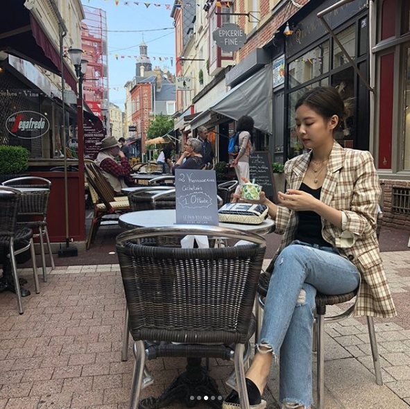 Group BLACKPINK member Jenny Kim flaunted alluring beautiful looksJenny Kim posted a picture on her Instagram account on June 18 with an article entitled A Little Trip to Deauville, Unforgettable Moments:Inside the picture is a picture of Jenny Kim, who is having a relaxing time in France recreational city Doville.Jenny Kim attended the launch of the Chanel new perfume brand in France Dobil on July 7.Jenny Kims distinct features and alluring aura catch the eye.Fans who encountered the photos responded such as It is really pretty, It looks crazy, K also human Chanel.delay stock