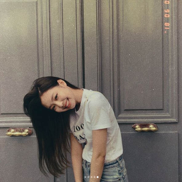 Group BLACKPINK member Jenny Kim flaunted alluring beautiful looksJenny Kim posted a picture on her Instagram account on June 18 with an article entitled A Little Trip to Deauville, Unforgettable Moments:Inside the picture is a picture of Jenny Kim, who is having a relaxing time in France recreational city Doville.Jenny Kim attended the launch of the Chanel new perfume brand in France Dobil on July 7.Jenny Kims distinct features and alluring aura catch the eye.Fans who encountered the photos responded such as It is really pretty, It looks crazy, K also human Chanel.delay stock