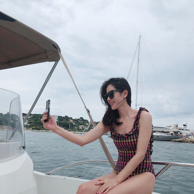 <p>Actor Son Ye-jin released a beautiful travel photograph.</p><p>Son Ye-jin posted several photos on his own instagram on the 18th.</p><p>Son Ye-jin wearing a one piece swimsuit in the released photograph is taking a picture on the ship, a pose taking Bada against the background, and a figure showing the exhibition. The beautiful appearance of Son Ye-jin and a lovely visual attract attention.</p><p>Meanwhile, Son Ye-jin played a role of Yunjin in the JTBC recently airing finished JTBC It is a beautiful older sister who often bought rice and received great love. [Photo] Son Ye-jin Instagram</p><p>Son Ye-jin Instagram</p>