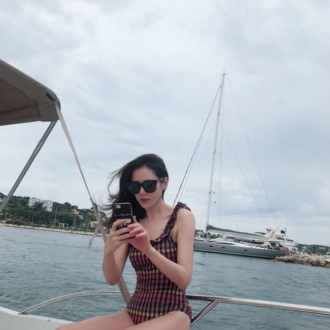 <p>Actor Son Ye-jin released a beautiful travel photograph.</p><p>Son Ye-jin posted several photos on his own instagram on the 18th.</p><p>Son Ye-jin wearing a one piece swimsuit in the released photograph is taking a picture on the ship, a pose taking Bada against the background, and a figure showing the exhibition. The beautiful appearance of Son Ye-jin and a lovely visual attract attention.</p><p>Meanwhile, Son Ye-jin played a role of Yunjin in the JTBC recently airing finished JTBC It is a beautiful older sister who often bought rice and received great love. [Photo] Son Ye-jin Instagram</p><p>Son Ye-jin Instagram</p>
