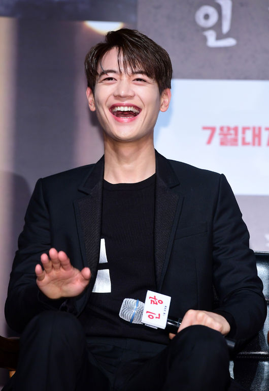 Minho Shining in the Film World.SHINee Fireworks Charisma Minho may be forgotten for a while.Now its Choi Min-ho, who has a wonderfully decorated visual group shot with Jung Woo-sung, Gang Dong-Won, Kim Moo Yeol.Thats why you have to watch the movie Illang: The Wolf Brigade, which was released on July 25th.On the morning of the 18th, CGV in Apgujeong, Seoul, the movie Illang: The Wolf Brigade production presentation was held.Illang: The Wolf Brigade is set in 2029 of chaos, when anti-unification terrorist groups emerged after the two Koreas declared a five-year plan to prepare for unification.It is a story about the activity of the human weapon, Zhang Zhongjing, called the wolf in a breathtaking confrontation between the police organization and the intelligence agency, the public security department.It is a great science fiction work based on Japanese animation.Han Hyo-joo as the sister of a self-destructed red cloak girl in front of Lim Zhang Zhongjing, Jung Woo-sung as the training director of the special forces, and Han Sang-woo, the deputy director of the public security department, who leads the dismantling of the special forces, Kim Moo Yeol, a member of the sector and Lee Yoon-hees friend, Yeri Han, plays Koo Mi-gyeong.Choi Min-ho plays Kim Cheol-jin, an elite specialist who covers Zhang Zhongjing.In the previous steel and teaser video, SHINees fireworks charisma on stage is 200% expressed by acting, and it captures those who see it at once.Especially, he is a fan of director Kim Jung-woon so much that he has seen the movie Sweet Life 50 times.Director Kim Ji-woon grabbed the megaphone and appeared in the big acting seniors such as Jung Woo-sung, Gang Dong-Won, Han Hyo-joo, Kim Moo Yeol, Yeri Han, and Huh Jun Ho.Choi Min-ho said, Kim Chul-jin did not have to explain the characters in each action, but he had to show the special history as an action rather than an explanation.I tried to play it simple and quickly. Its Choi Min-ho, who didnt really buy himself into flame smoke and bare-body action, and burned his acting passion; Han Hyo-joo said, Choi Min-hos eyes are really clear.Its like a deer. But the passion for acting is really great. Choi Min-ho, who led the scene atmosphere warmly with the medium between the actors and completed the visual youngest among the brothers.He said: It was an honour to be on the scene with the good seniors coach.Illang: The Wolf Brigade, made up of many peoples efforts and hardships, is a lot of love. The beauty of Jung Woo-sung.Please expect Illang: The Wolf Brigade by actor Choi Min-ho.Genre visuals, the birth of a sexy movie of all time.