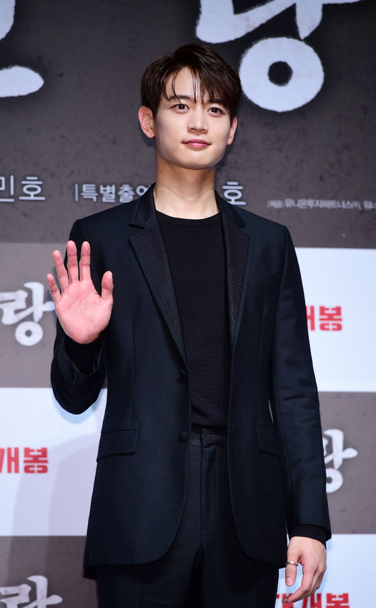 SHINee Actor Choi Min-ho, Illang: The Wolf Brigade Jung Woo-sung and Gang Dong-Won An Millie Visual Minho Shining in the Film World.SHINee Fireworks Charisma Minho may be forgotten for a while.Now its Choi Min-ho, who has a wonderfully decorated visual group shot with Jung Woo-sung, Gang Dong-Won, Kim Moo Yeol.Thats why you have to watch the movie Illang: The Wolf Brigade, which was released on July 25th.On the morning of the 18th, CGV in Apgujeong, Seoul, the movie Illang: The Wolf Brigade production presentation was held.Illang: The Wolf Brigade is set in 2029 of chaos, when anti-unification terrorist groups emerged after the two Koreas declared a five-year plan to prepare for unification.It is a story about the activity of the human weapon, Zhang Zhongjing, called the wolf in a breathtaking confrontation between the police organization and the intelligence agency, the public security department.It is a great science fiction work based on Japanese animation.Han Hyo-joo as the sister of a self-destructed red cloak girl in front of Lim Zhang Zhongjing, Jung Woo-sung as the training director of the special forces, and Han Sang-woo, the deputy director of the public security department, who leads the dismantling of the special forces, Kim Moo Yeol, a member of the sector and Lee Yoon-hees friend, Yeri Han, plays Koo Mi-gyeong.Choi Min-ho plays Kim Cheol-jin, an elite specialist who covers Zhang Zhongjing.In the previous steel and teaser video, SHINees fireworks charisma on stage is 200% expressed by acting, and it captures those who see it at once.Especially, he is a fan of director Kim Jung-woon so much that he has seen the movie Sweet Life 50 times.Director Kim Ji-woon grabbed the megaphone and appeared in the big acting seniors such as Jung Woo-sung, Gang Dong-Won, Han Hyo-joo, Kim Moo Yeol, Yeri Han, and Huh Jun Ho.Choi Min-ho said, Kim Chul-jin did not have to explain the characters in each action, but he had to show the special history as an action rather than an explanation.I tried to play it simple and quickly. Its Choi Min-ho, who didnt really buy himself into flame smoke and bare-body action, and burned his acting passion; Han Hyo-joo said, Choi Min-hos eyes are really clear.Its like a deer. But the passion for acting is really great. Choi Min-ho, who led the scene atmosphere warmly with the medium between the actors and completed the visual youngest among the brothers.He said: It was an honour to be on the scene with the good seniors coach.Illang: The Wolf Brigade, made up of many peoples efforts and hardships, is a lot of love. The beauty of Jung Woo-sung.Please expect Illang: The Wolf Brigade by actor Choi Min-ho.Genre visuals, the birth of a sexy movie of all time.