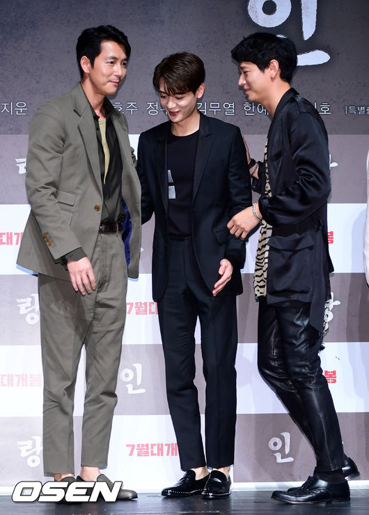 On the morning of the 18th, CGV Apgujeong, Gangnam-gu, Seoul, the film Illang: The Wolf Brigade production report was held.The film Illang: The Wolf Brigade depicts the performance of the human weapon Ilang: The Wolf Brigade, called the wolf in a breathtaking confrontation between police organization specialists and the intelligence agency, the Ministry of Public Security, in 2029, when anti-unification terrorist groups emerged after the two Koreas declared a five-year plan to prepare for unification.Gang Dong-Won Han Hyo-ju Jung Woo-sung Kim Moo-yeol Han Ye-ri and other solid acting actors and Kim Ji-woon, who has always been a new fun to surpass the audiences expectations with his unique style, will be released at the end of July.Jung Woo-sung, Choi Min-ho and Gang Dong-Won have photo time.
