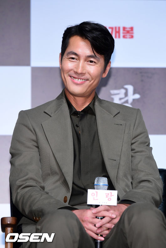 On the morning of the 18th, CGV Apgujeong, Gangnam-gu, Seoul, the film Illang: The Wolf Brigade production report was held.The film Illang: The Wolf Brigade depicts the performance of the human weapon Ilang: The Wolf Brigade, called the wolf in a breathtaking confrontation between police organization specialists and the intelligence agency, the Ministry of Public Security, in 2029, when anti-unification terrorist groups emerged after the two Koreas declared a five-year plan to prepare for unification.Gang Dong-Won Han Hyo-ju Jung Woo-sung Kim Moo-yeol Han Ye-ri and other solid acting actors and Kim Ji-woon, who has always been a new fun to surpass the audiences expectations with his unique style, will be released at the end of July.Jung Woo-sung, Choi Min-ho and Gang Dong-Won have photo time.