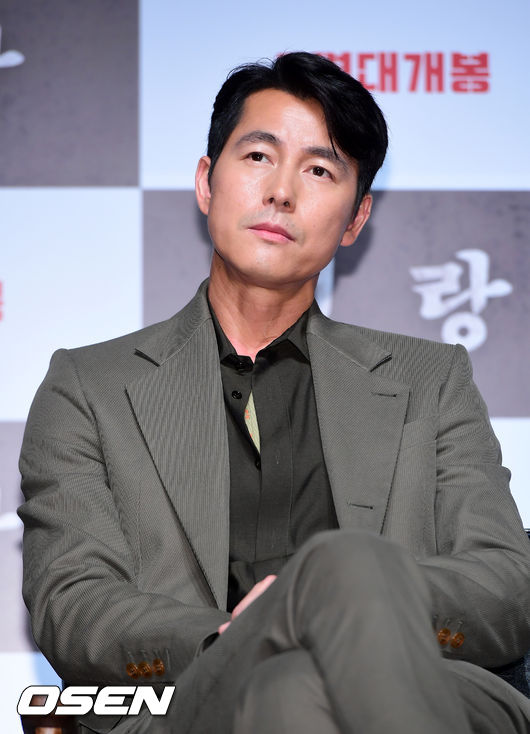 On the morning of the 18th, CGV Apgujeong, Gangnam-gu, Seoul, the film Illang: The Wolf Brigade production report was held.The film Illang: The Wolf Brigade depicts the performance of the human weapon Ilang: The Wolf Brigade, called the wolf in a breathtaking confrontation between police organization specialists and the intelligence agency, the Ministry of Public Security, in 2029, when anti-unification terrorist groups emerged after the two Koreas declared a five-year plan to prepare for unification.Gang Dong-Won Han Hyo-ju Jung Woo-sung Kim Moo-yeol Han Ye-ri and other solid acting actors and Kim Ji-woon, who has always been a new fun to surpass the audiences expectations with his unique style, will be released at the end of July.Jung Woo-sung, Choi Min-ho and Gang Dong-Won have photo time.