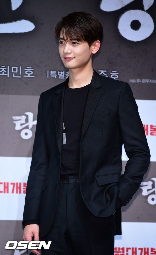 On the morning of the 18th, CGV Apgujeong, Gangnam-gu, Seoul, the film Illang: The Wolf Brigade production report was held.The film Illang: The Wolf Brigade depicts the performance of the human weapon Ilang: The Wolf Brigade, called the wolf in a breathtaking confrontation between police organization specialists and the intelligence agency, the Ministry of Public Security, in 2029, when anti-unification terrorist groups emerged after the two Koreas declared a five-year plan to prepare for unification.Gang Dong-Won Han Hyo-ju Jung Woo-sung Kim Moo-yeol Han Ye-ri and other solid acting actors and Kim Ji-woon, who has always been a new fun to surpass the audiences expectations with his unique style, will be released at the end of July.Jung Woo-sung, Choi Min-ho and Gang Dong-Won have photo time.